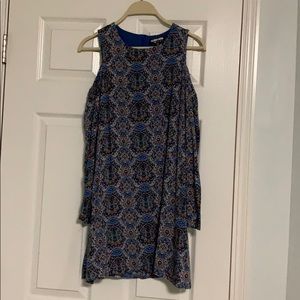 Cutout shoulder shift dress